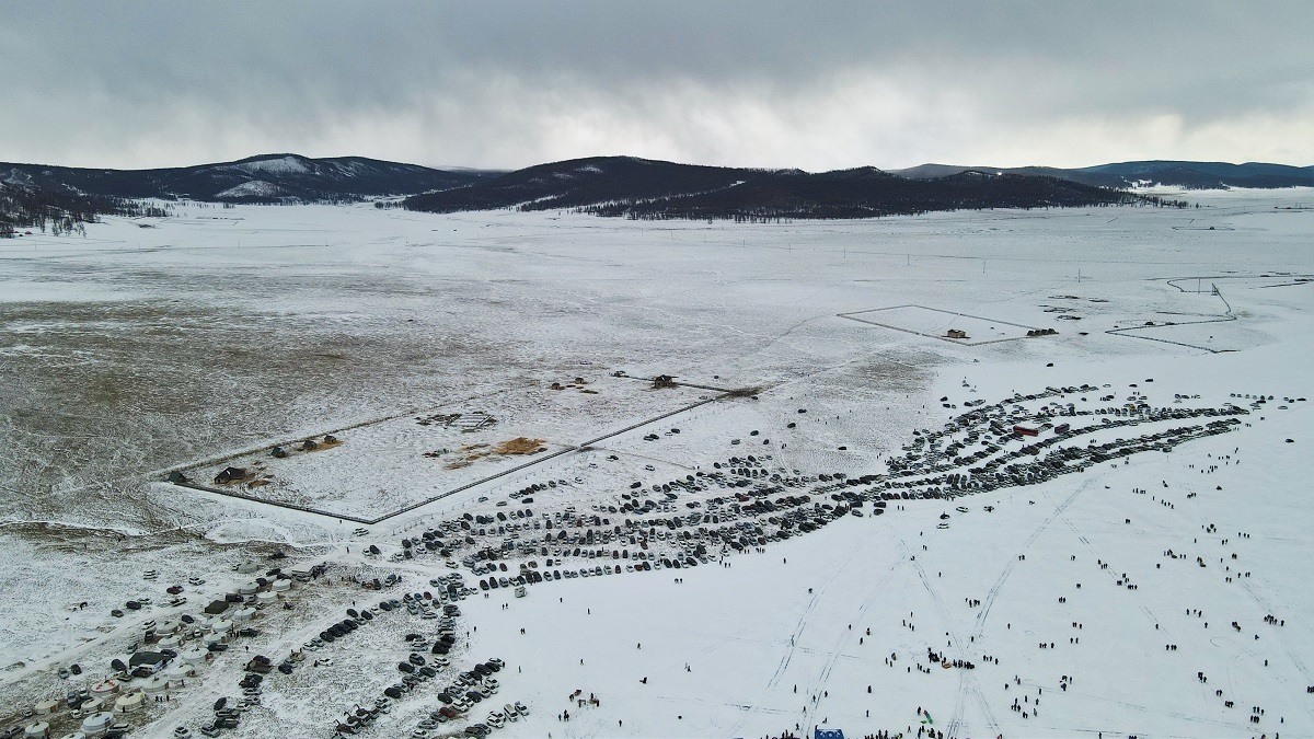 庫蘇古爾冰雪節航拍：冰面停車場與 ger camp