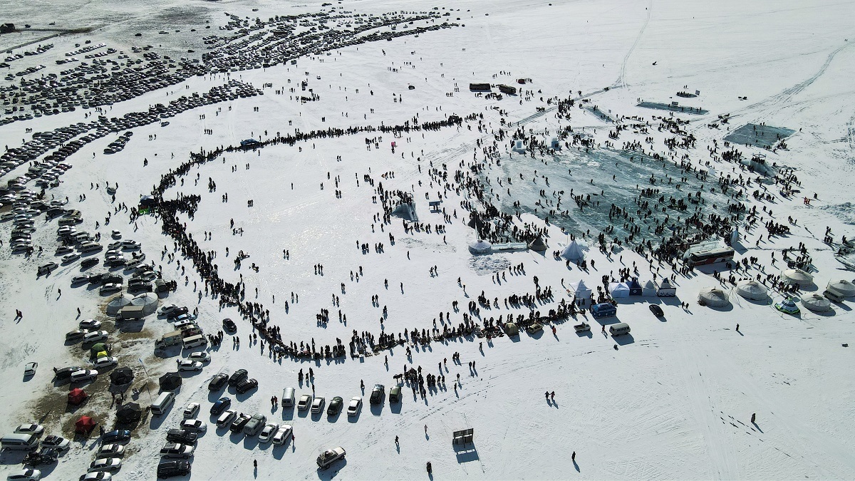 庫蘇古爾冰雪節航拍：冰上活動場與車輛